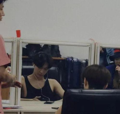 徐峥爆料张艺兴视频,揭秘明星私下真实一面  第1张